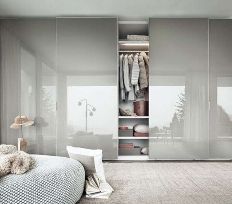49- O guarda-roupa com portas em vidro são elegantes e ideais para decorar ambientes modernos. Fonte: Casa e festa