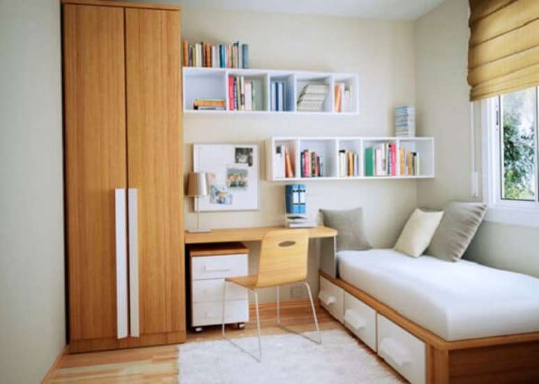 70- O guarda-roupa para quarto de solteiro tem acabamento em madeira natural e puxadores modernos. Fonte: IdeaBrasil