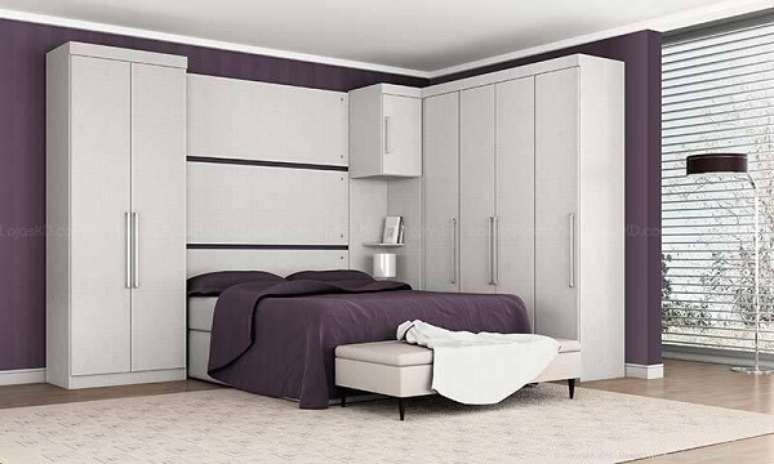 67- O guarda-roupa planejado em formato de L e com cama embutida aproveita todos os espaços do dormitório. Fonte: Lojas KD