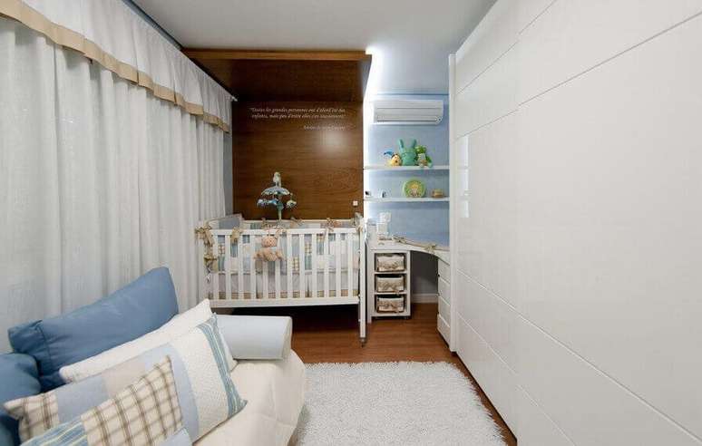 23. Guarda-roupa planejado grande em quarto de bebê. Projeto de Juliana Pippi