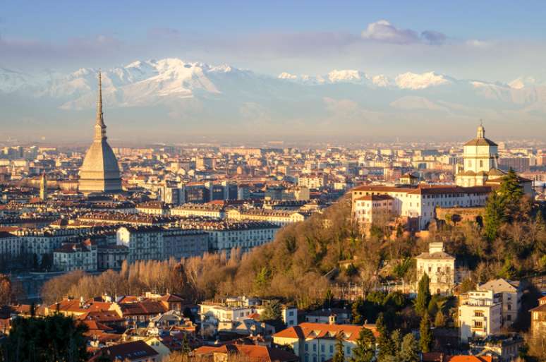 Turim (Torino), paisagem com Mole Antonelliana e dos Alpes