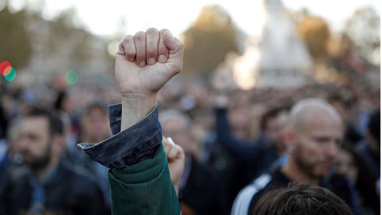 Franceses protestaram contra agressões homofóbicas que têm sido relatadas na França nas últimas semanas; ONG diz achar que isso pode estar ligado ao debate sobre reprodução assistida