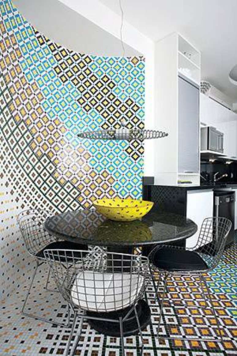 25. Uma op&ccedil;&atilde;o bem divertida &eacute; montar mosaicos em uma parede com as pastilhas para cozinha
