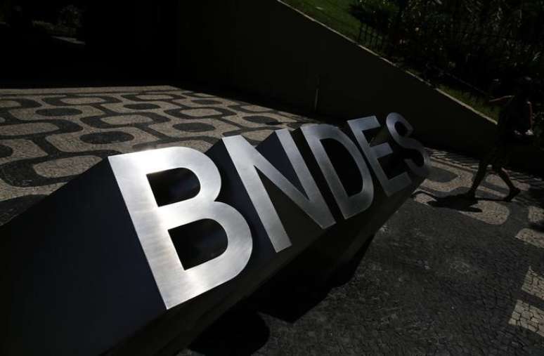 Logo do BNDES na entrada da sede do banco no Rio de Janeiro 11/01/2017 REUTERS/Nacho Doce