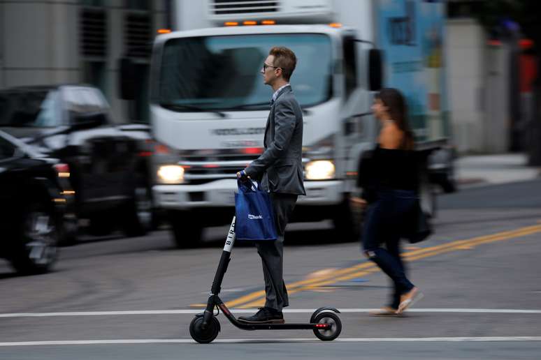 Homem anda de patinete el&eacute;trico da Bird em San Diego, California 4/09/ 2018.REUTERS/Mike Blake