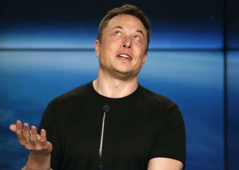 Fundador da SpaceX e da Tesla, Elon Musk, fala em uma conferência de imprensa após o primeiro lançamento de um foguete SpaceX Falcon Heavy em Cabo Canaveral 6/02/2018. REUTERS/Joe Skipper 
