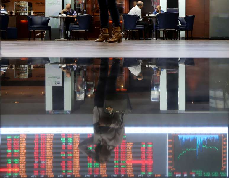 Reflexo de gráfico de flutuação de mercado na Bovespa, São Paulo, Brasil
09/05/2016
REUTERS/Paulo Whitaker