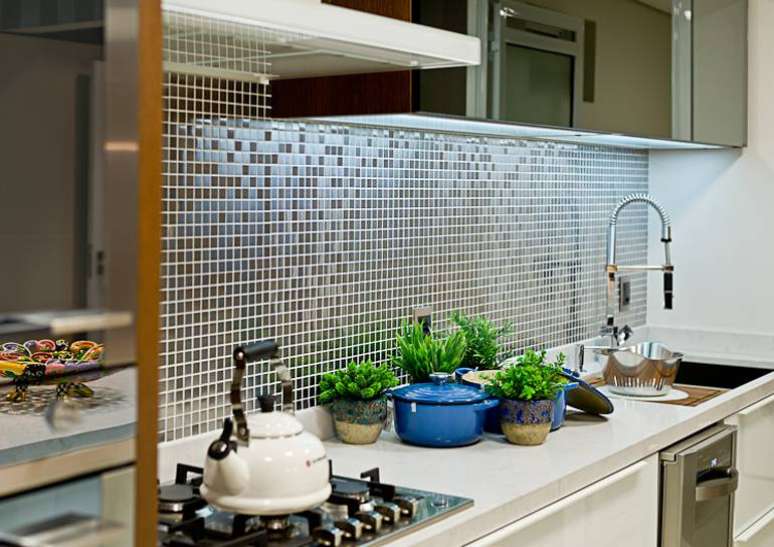 5. Cozinhas com pastilhas s&atilde;o muito modernas e elegantes