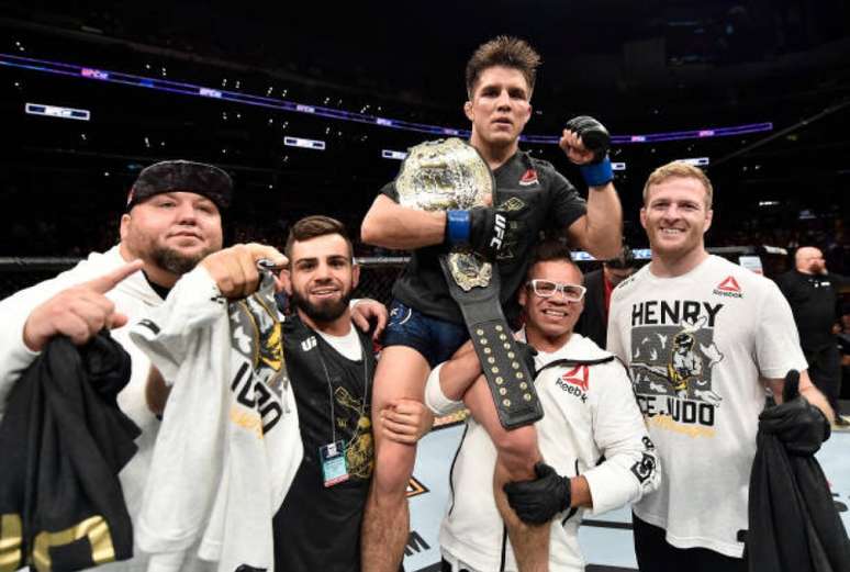 Atual campeão dos moscas, Henry Cejudo deve disputar título dos galos contra TJ Dillashaw (Foto: Getty Images/UFC)