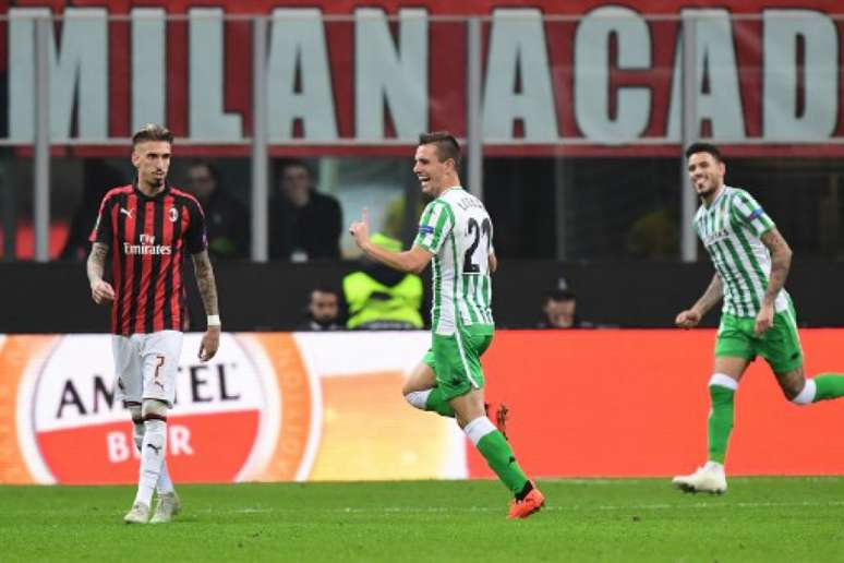 Betis surpreendeu e venceu o Milan no San Siro (Foto: Miguel Medina / AFP)