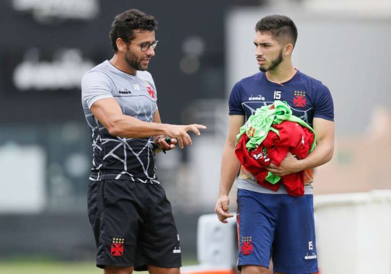 Alberto Valentim e Andrey conversam durante treino do Vasco (Rafael Ribeiro/Vasco)