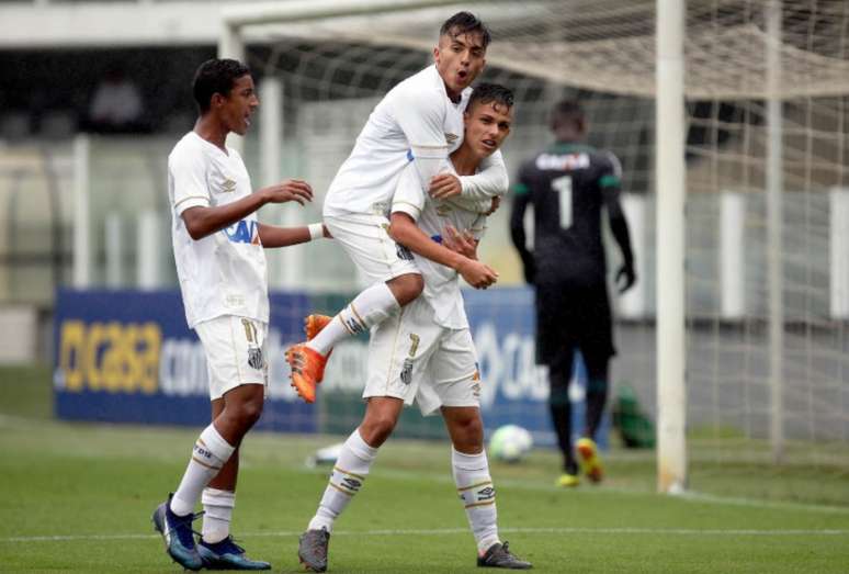 Lucas Lourenço pula nas costas do companheiro: meia fez um dos gols da partida (Foto: Santos/Divulgação)