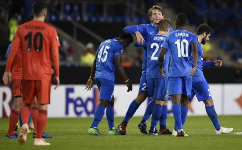 Jogadores do Genk comemoram gol de Berge (Foto: John Thys / AFP)