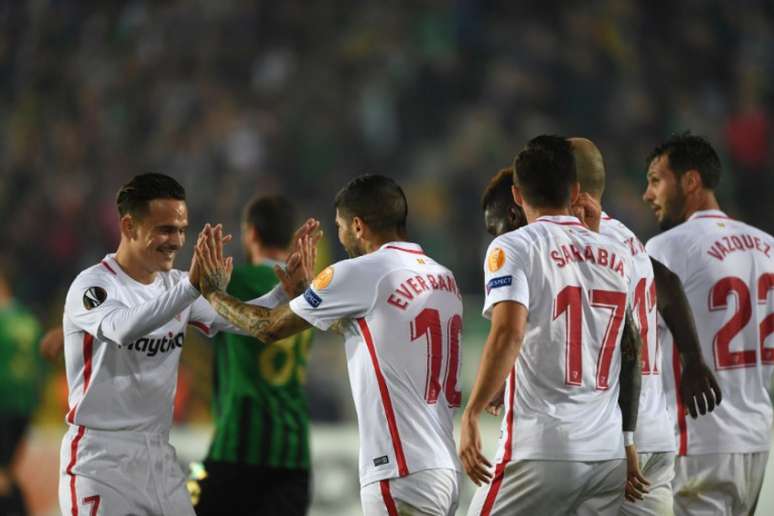 Sevillistas comemoram o bom resultado (Foto: AFP)