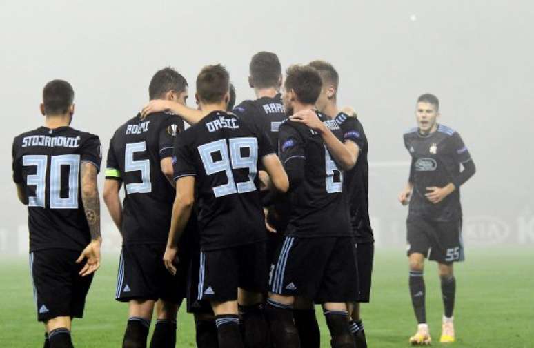 Jogadores do Dínamo comemoram um dos gols contra o Spartak Trnava (Foto: AFP)