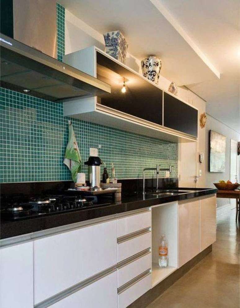 9. As pastilhas para cozinha podem ser contrastantes em rela&ccedil;&atilde;o aos m&oacute;veis e bancada