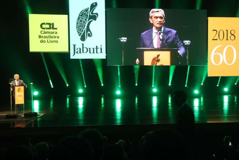 O jornalista Serginho Groisman apresenta o Prêmio Jabuti 2018, no Auditório do Ibirapuera, em São Paulo, nesta quinta-feira, 11.