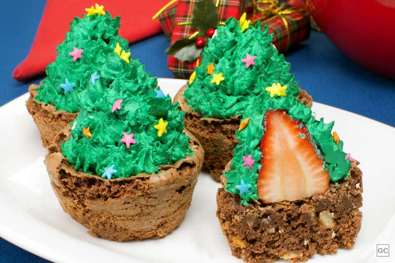 Brownie de árvore de Natal com morango