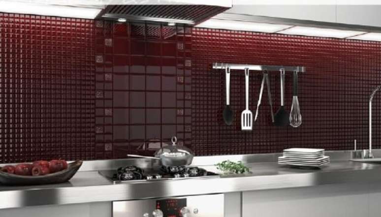 18. O inox com as pastilhas para cozinha em tons de vinho deixou o ambiente muito bonito,