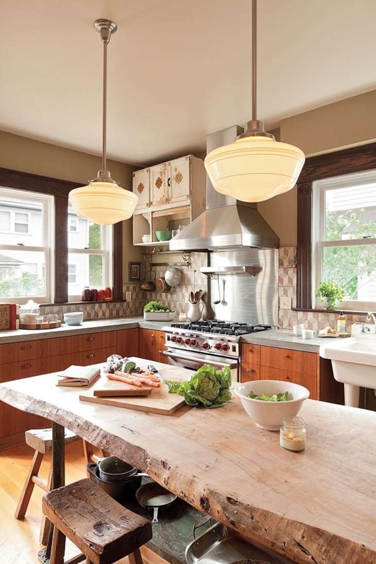 39. Decora&ccedil;&atilde;o com lumin&aacute;rias de teto para cozinha com mesa de madeira de demoli&ccedil;&atilde;o &ndash; Foto: Design De Maison