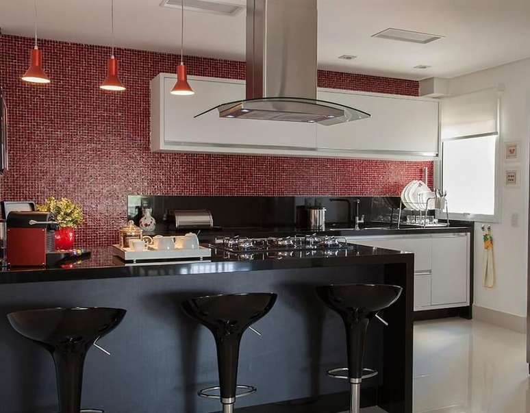 11. Cozinha americana decorada com pastilhas vermelhas.