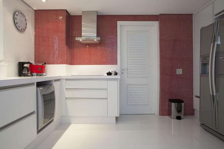 13. Cozinha branca com pastilhas vermelhas.