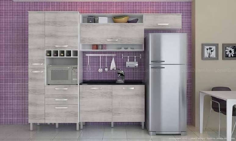 15. Cozinha decorada com pastilhas roxas.