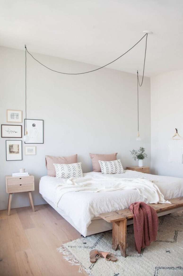 9. Decoração minimalista para quarto com luminárias de teto estilo pendente sobre os criados-mudo – Foto: Tina Minter Interior
