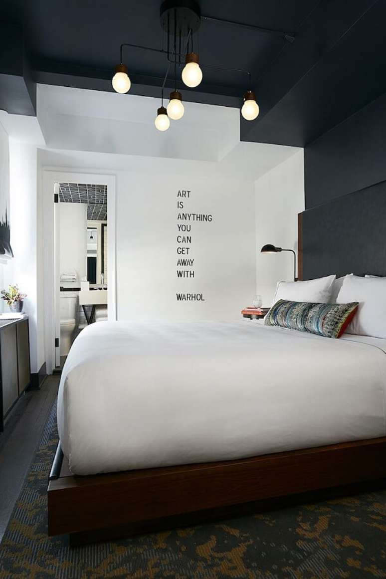 45. Decoração moderna para quarto preto e branco com luminária de teto – Foto: Jasonyost