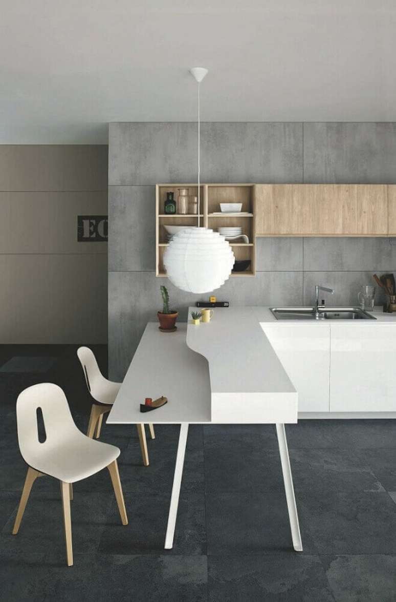 47. Decoração moderna para cozinha com luminária de teto sobre bancada branca – Foto: Pinterest