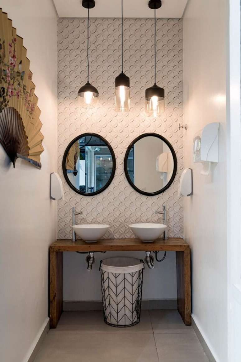 50. Decora&ccedil;&atilde;o para lavabo pequeno com bancada de madeira e lumin&aacute;rias de teto &ndash; Foto: Pinterest