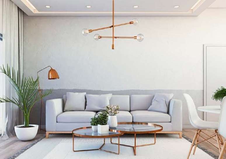 53. Decoração clean para sala de estar com mesas de centro redondas e luminária de teto rose gold – Foto: The Holk