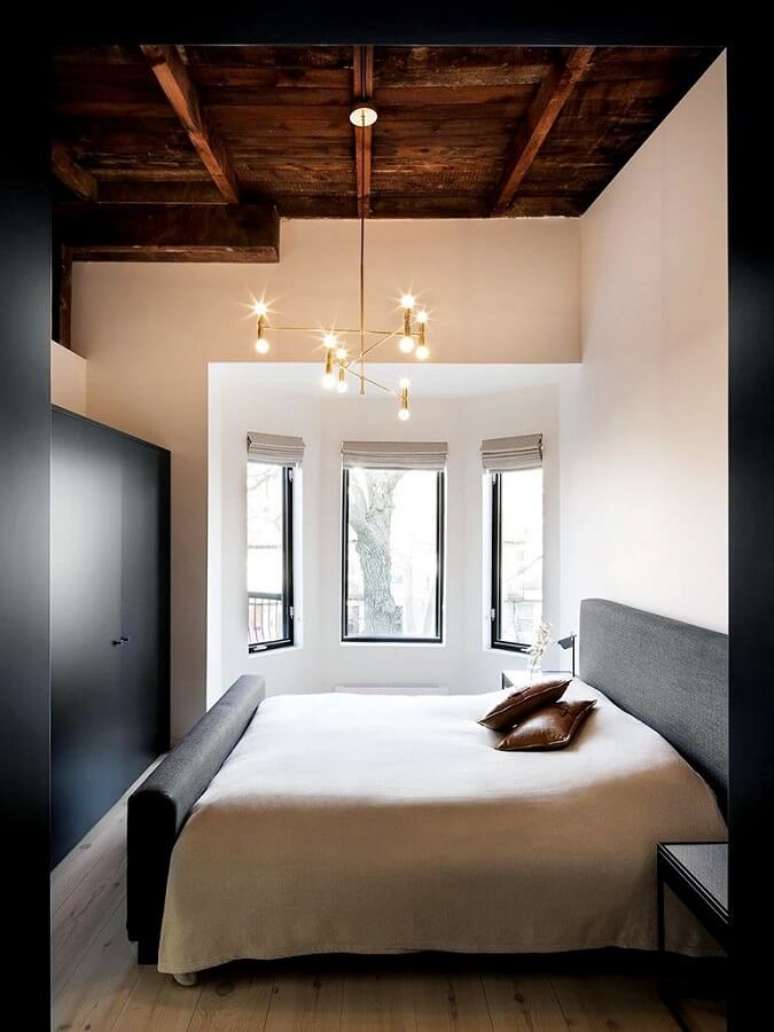 61. Decoração clean para quarto com luminária de teto com design minimalista – Foto: Aaron Guides