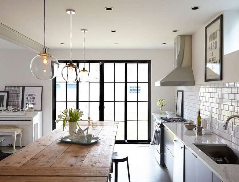 18. Cozinha decorada com luminárias de teto delicadas e minimalistas