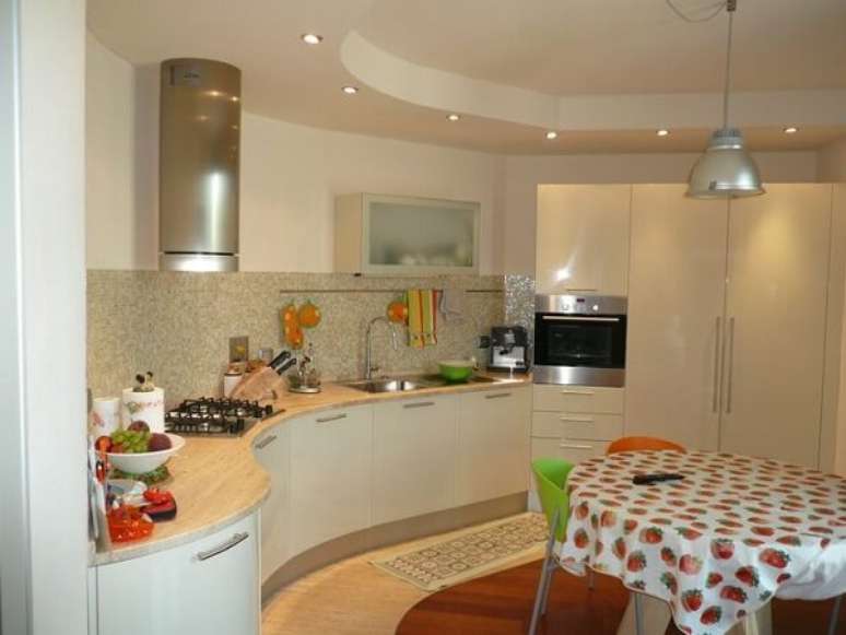 35. Na decora&ccedil;&atilde;o, as pastilhas para cozinha t&ecirc;m os mesmos tons do arm&aacute;rio. Fonte: Viver em Casa