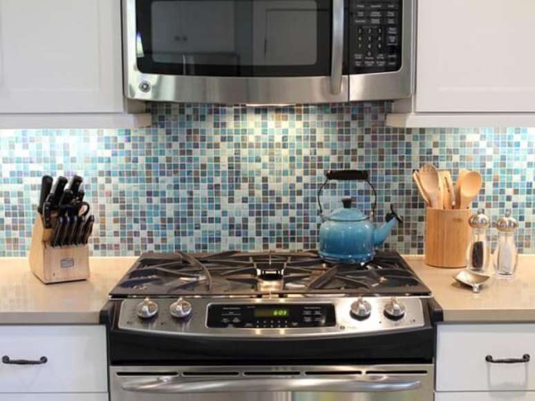 42. As pastilhas para cozinha s&atilde;o revestimentos que suportam umidades e temperaturas altas. Fonte: Comprando meu ap&ecirc;