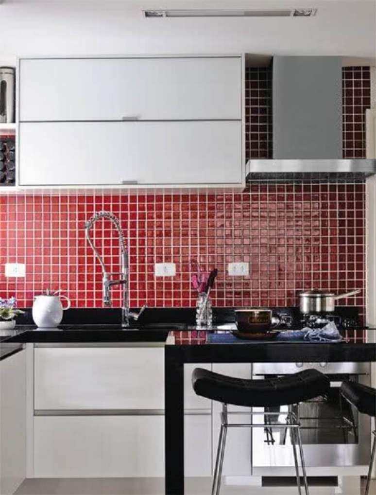 19. &Eacute; interessante brincar com as cores na cozinha, como as pastilhas em cores diferentes da bancada