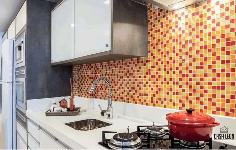 22. As pastilhas para cozinha em cores fortes deixa o ambiente mais descontra&iacute;do.