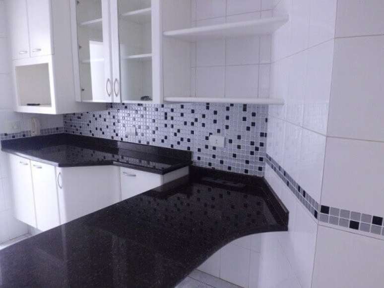 46. Na decora&ccedil;&atilde;o as pastilhas para cozinha s&atilde;o utilizadas para fazer faixas decorativas. Fonte: Atelier Cl&aacute;ssico