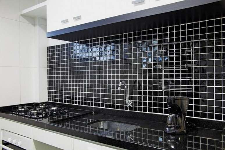 32. 2- As pastilhas para cozinha de cer&acirc;micas na cor preta combinam com os arm&aacute;rios Fonte: aflfuniture
