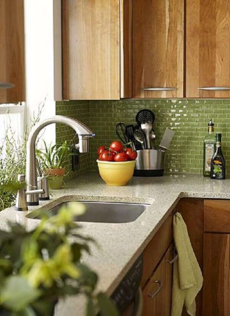 59. Na decora&ccedil;&atilde;o foram utilizadas para cozinha na cor verde em formato retangular. Fonte: Viver em Casa