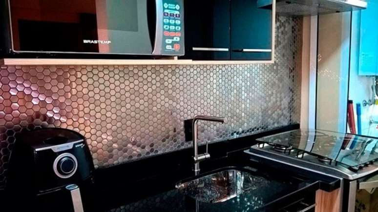 31. As pastilhas para cozinha conferem ao ambiente requinte e eleg&acirc;ncia Fonte : Art Glass Revestimentos