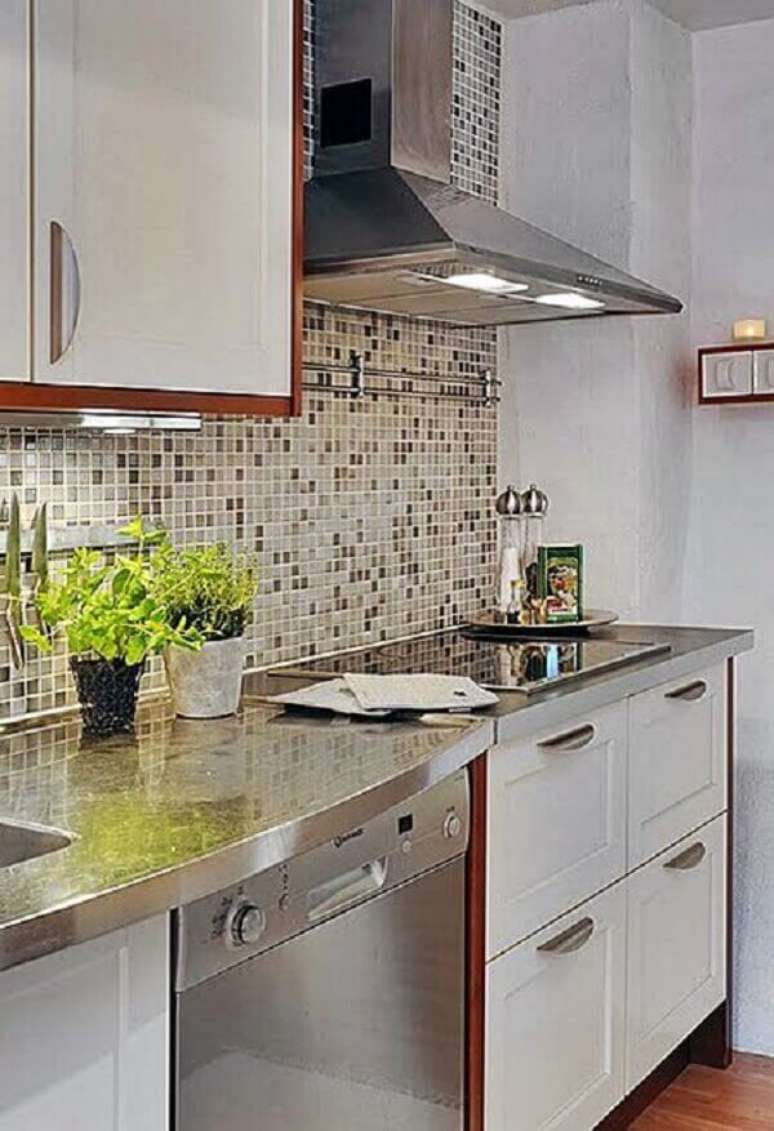 58. Nas paredes da pia e atr&aacute;s do fog&atilde;o foram utilizadas as pastilhas para cozinha em tons mesclados. Fonte: Pinterest