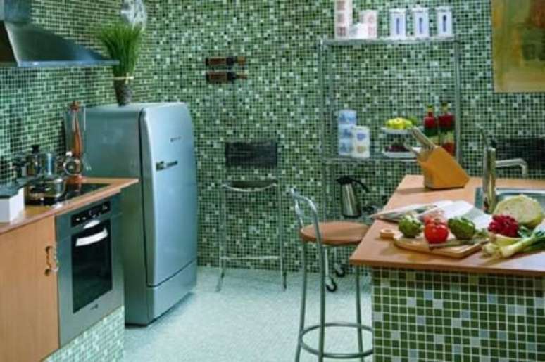 36. As pastilhas para cozinha decoram o ambiente em estilo retr&ocirc;. Fonte: Tudo constru&ccedil;&atilde;o