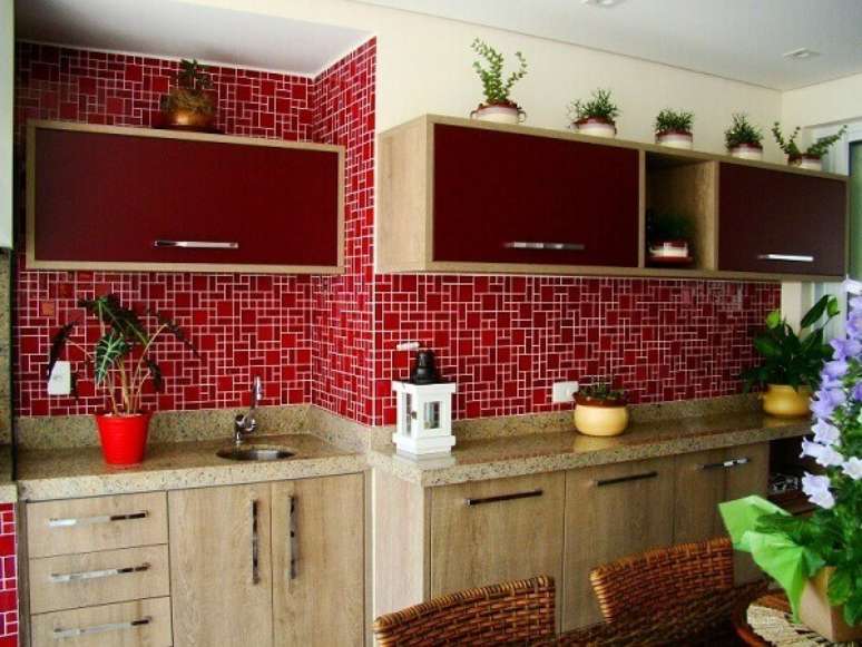 60. O ambiente foi decorado com pastilhas para cozinha na cor vermelha em tamanhos diferentes. Fonte: Atelier Cl&aacute;ssico