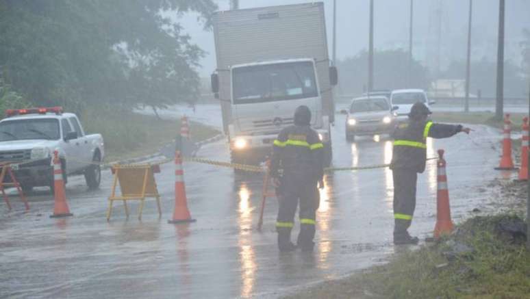 A precipitação intensa provocou alagamentos em casas e ruas de Caraguatatuba, litoral norte de São Paulo