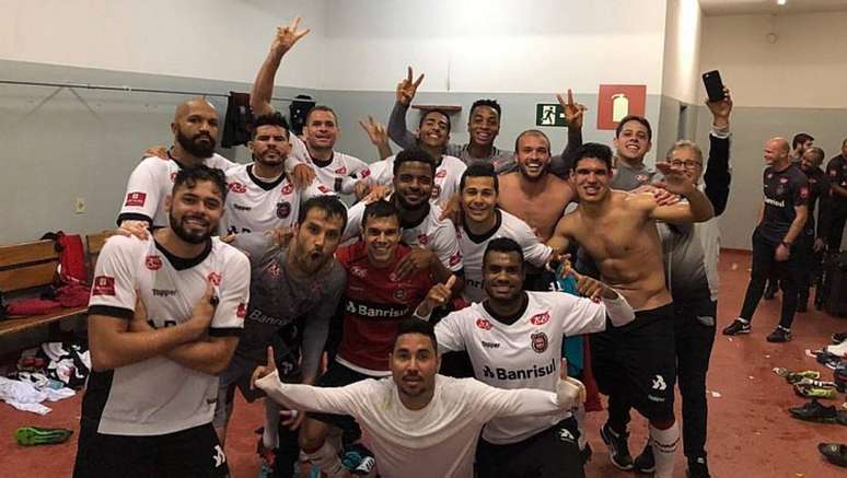 Jogadores do Brasil de Pelotas comemoram permanência na Série B em 2019