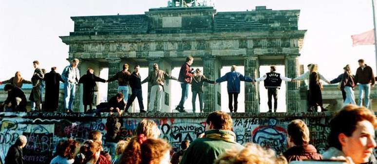 Após o anúncio da liberdade de viajar, alemães-orientais tomaram o Muro