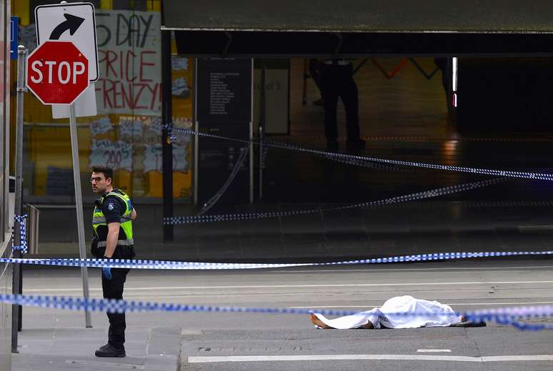 Policial ao lado de corpo coberto no centro de Melbourne 09/11/2018   AAP/James Ross/via Reuters