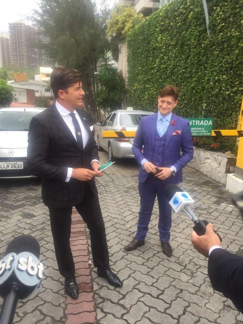 Dr. Rey (esquerda) na porta do condom&iacute;nio do presidente eleito Jair Bolsonaro 09/11/2018 REUTERS/Rodrigo Viga Gaier